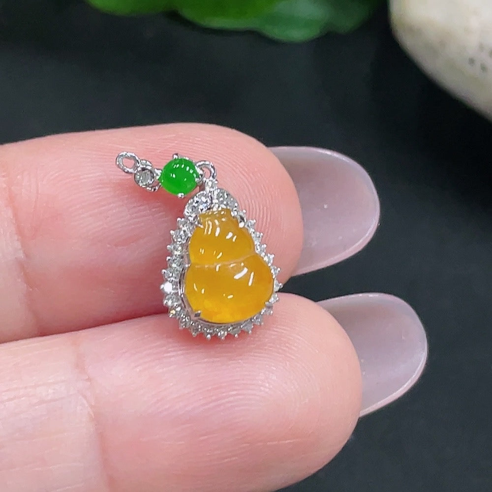 Jadeite Gourd Inlaid Pendant Unmarked, 18K Gold Content, Total Weight Approx. 0.7g (With Diamond Accents)