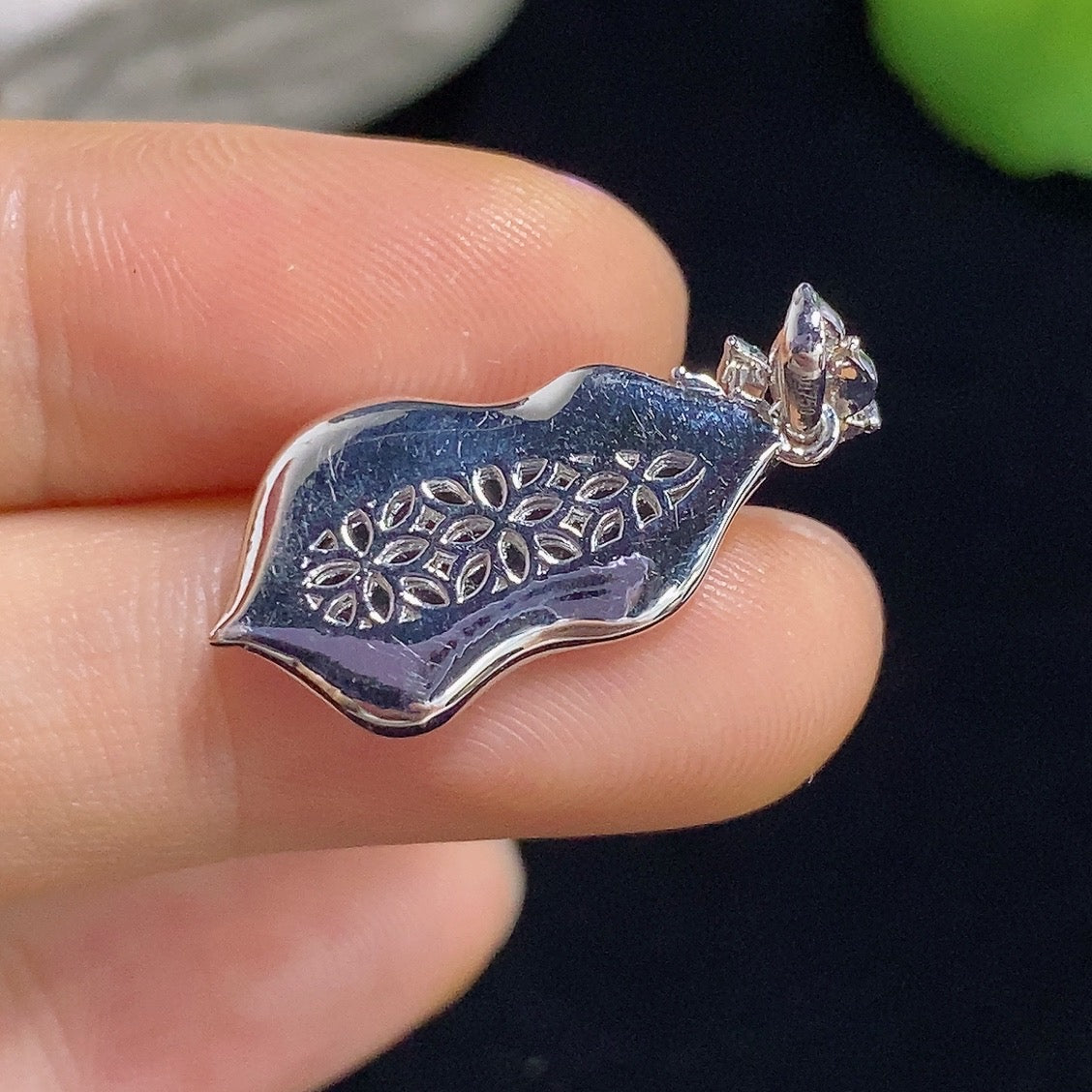 Jadeite Auspicious Bean Inlaid Pendant 18k