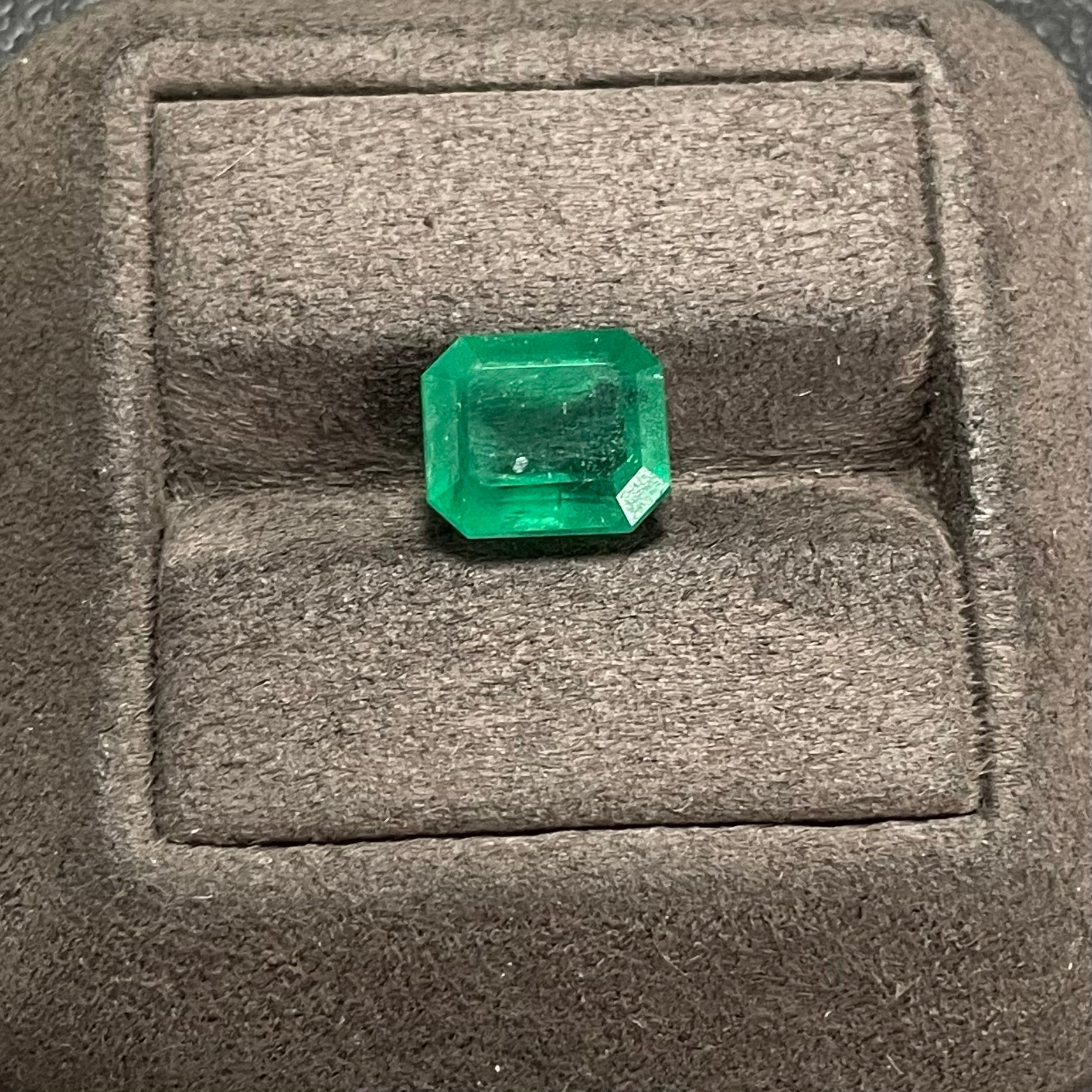 Emerald Rough Stone Clarity Enhanced Total Weight Approx. 4.20ct GILD Certificate: Minor Oil Zambia Origin Vivid Green 4.20ct