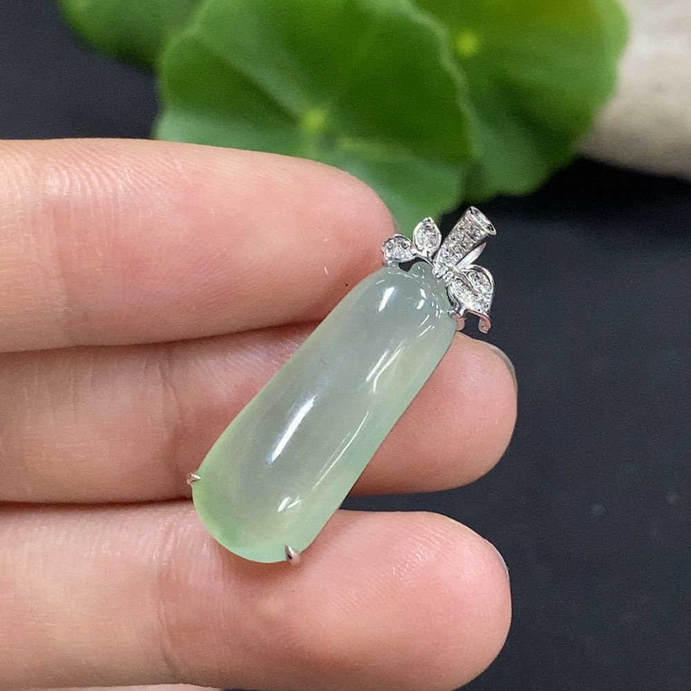 Jadeite Auspicious Gourd Pendant with 18K Gold and Diamond Accents, Total Weight Approximately 3.28g