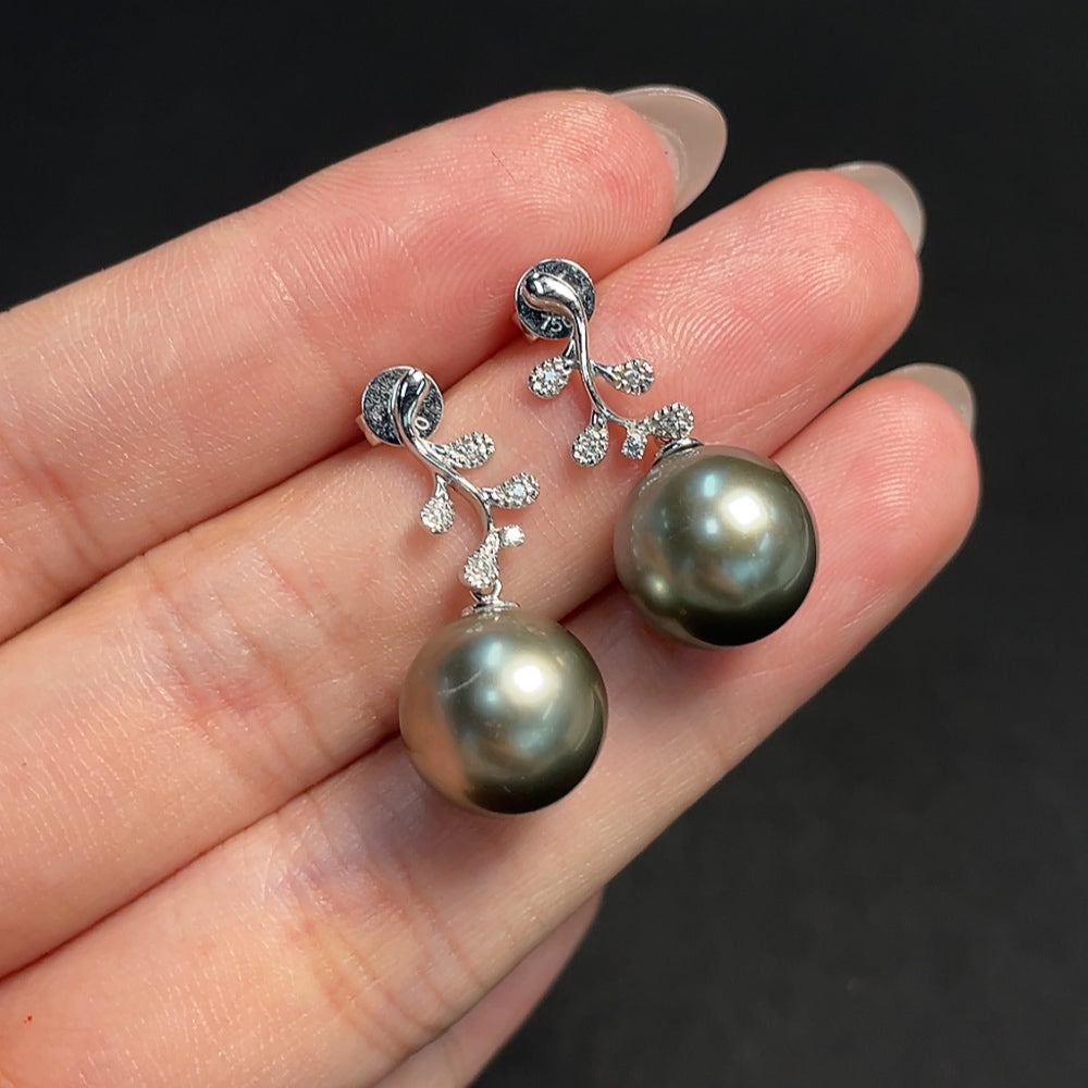 HKHQ seawater pearl earrings with 11.2mm pearls set in 18K gold, totaling approximately 5.7g, showcasing elegant jewelry design.