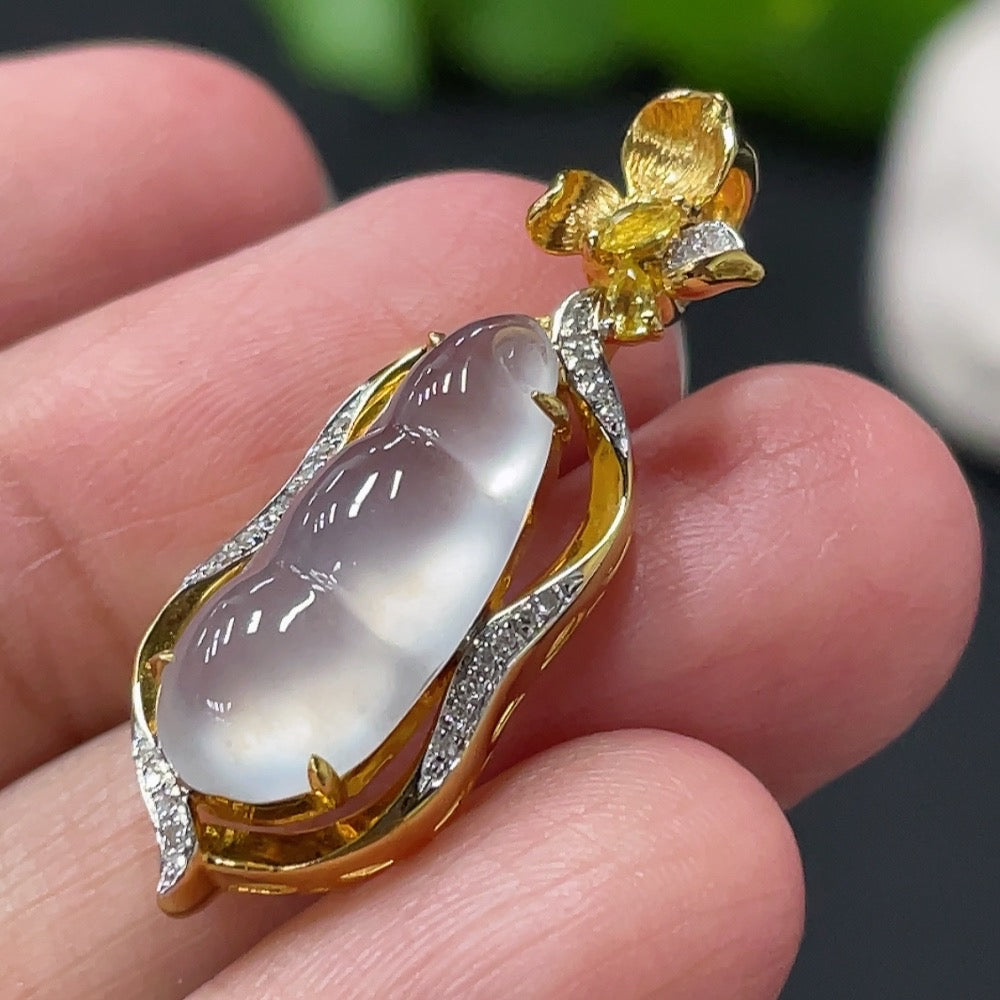 Jadeite Blessed Bean Pendant, 18k Gold Setting, Total Weight Approx. 3.47g