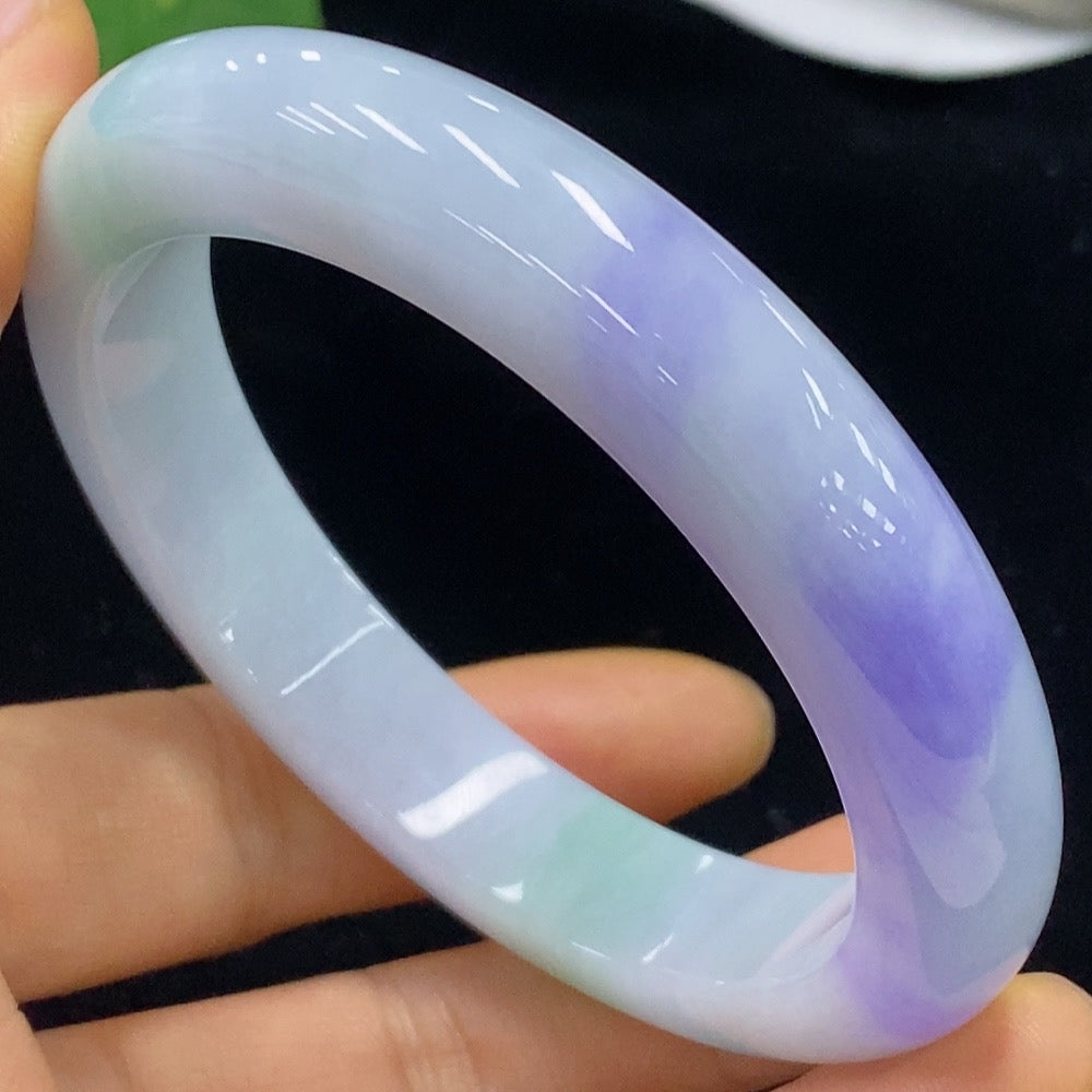 Jadeite bangle in size 59.3 with a polished surface, weighing approximately 70.2g, crafted by HKHQ.