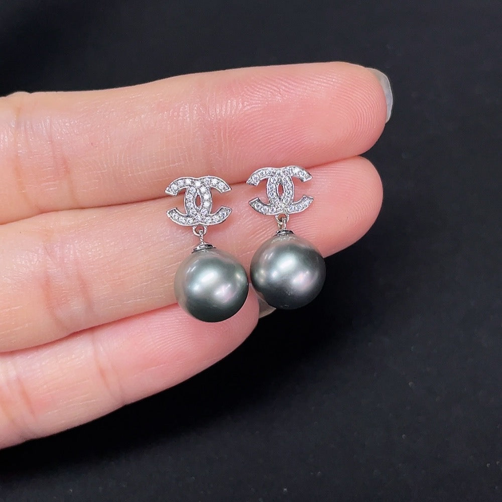 Seawater Pearl Earrings Set in 18K Gold, Non-Gold Ear Backs, Approximately 9.2mm, Total Weight About 3.18g, Non-Diamond