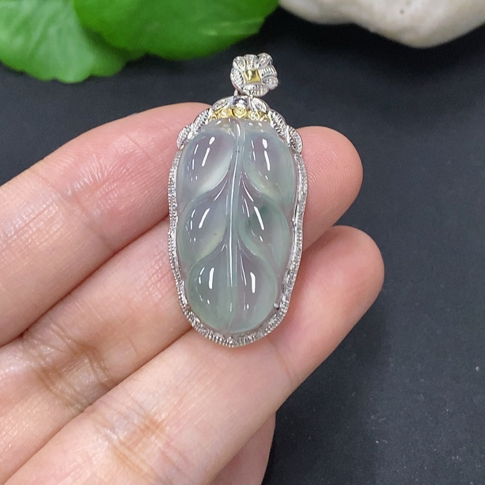 Jadeite leaf inlay pendant on 18K gold necklace by HKHQ, featuring a delicate jadeite leaf design with a total weight of 4.1g.