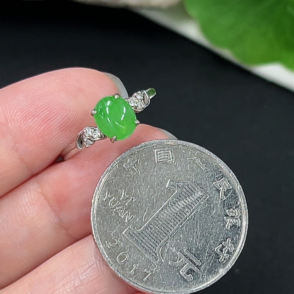 Jadeite inlaid ring in 18K gold with diamond accents