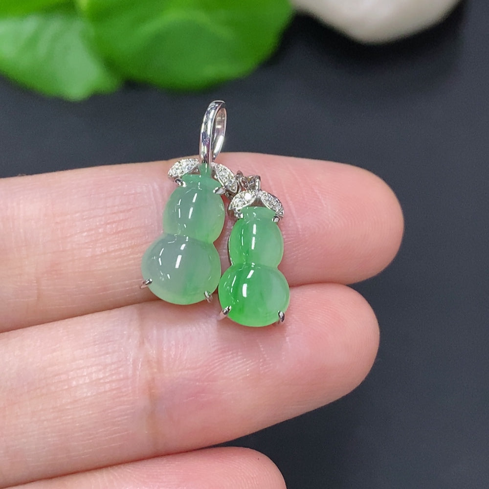 Jadeite Gourd Inlay Pendant 18K Gold (With Diamond Accents)