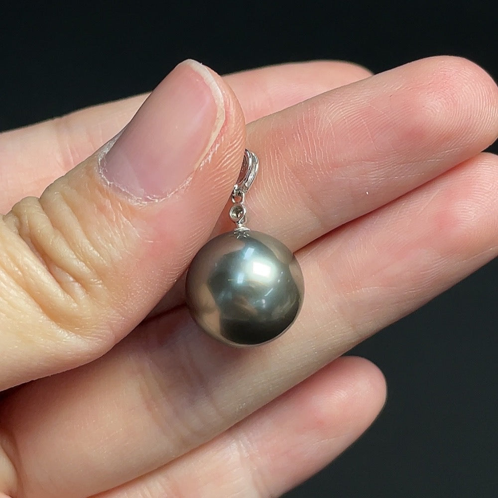 Seawater Pearl Pendant with 18K Gold, Approximately 13.1mm, Total Weight About 4.02g, Accented with Diamonds