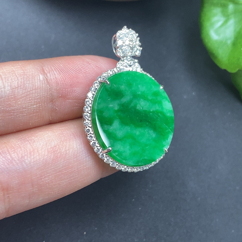 Jadeite Inlaid Plain Pendant with Diamond Accents 18K