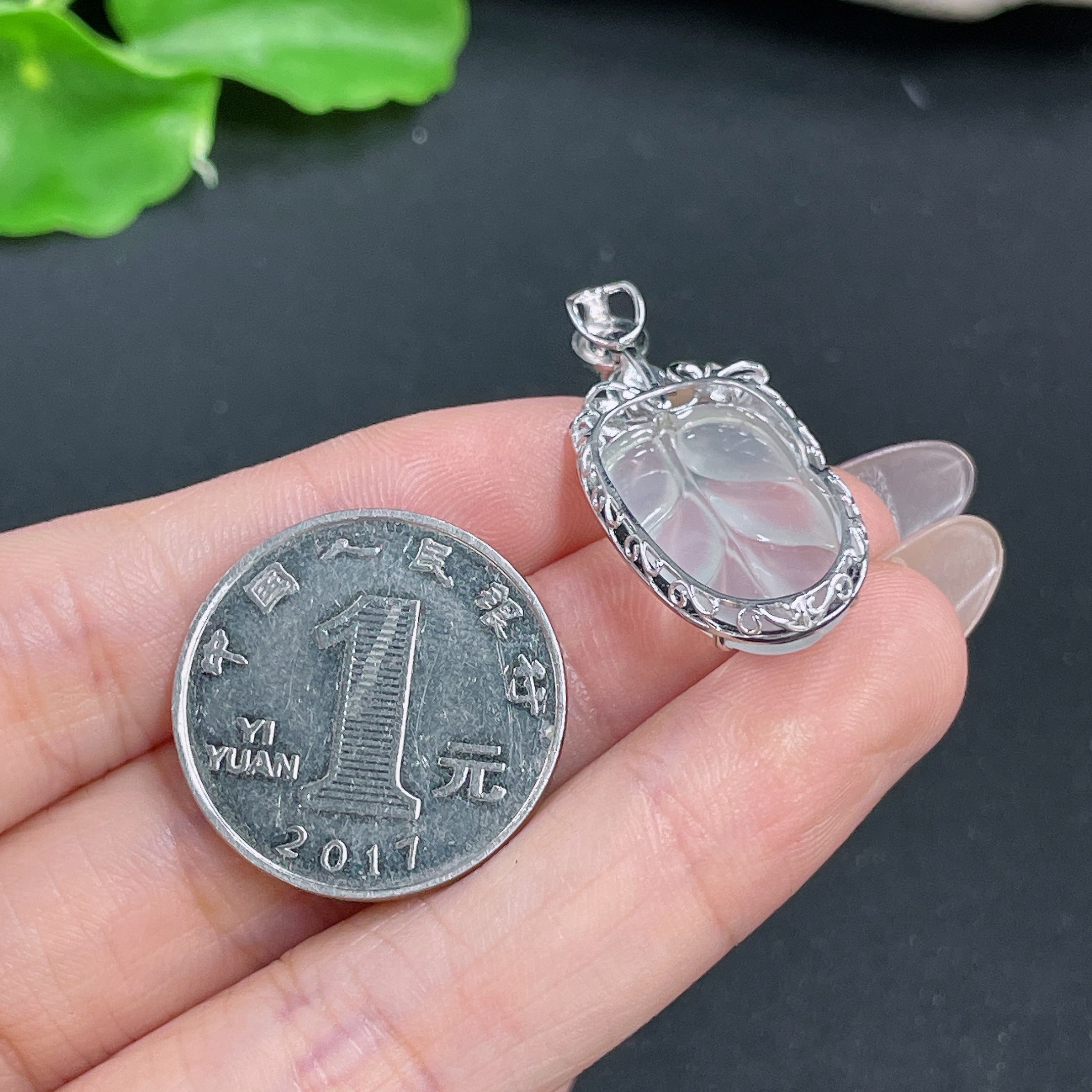 Jadeite Pendant Leaf 18K Gold Inlaid with Diamond Colorless Total Weight Approx. 3.28g