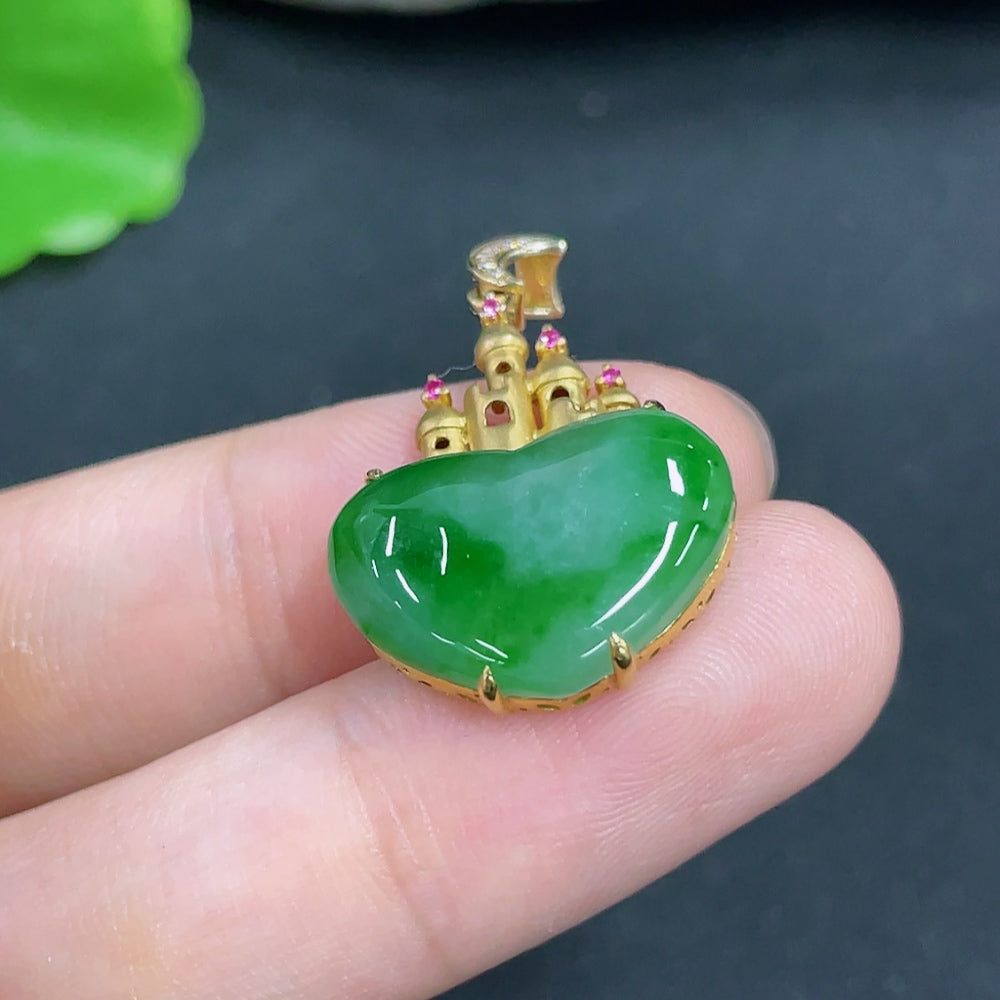HKHQ Jadeite pendant set with 18k gold and diamonds, showcasing a polished green jade stone with sparkling accents.