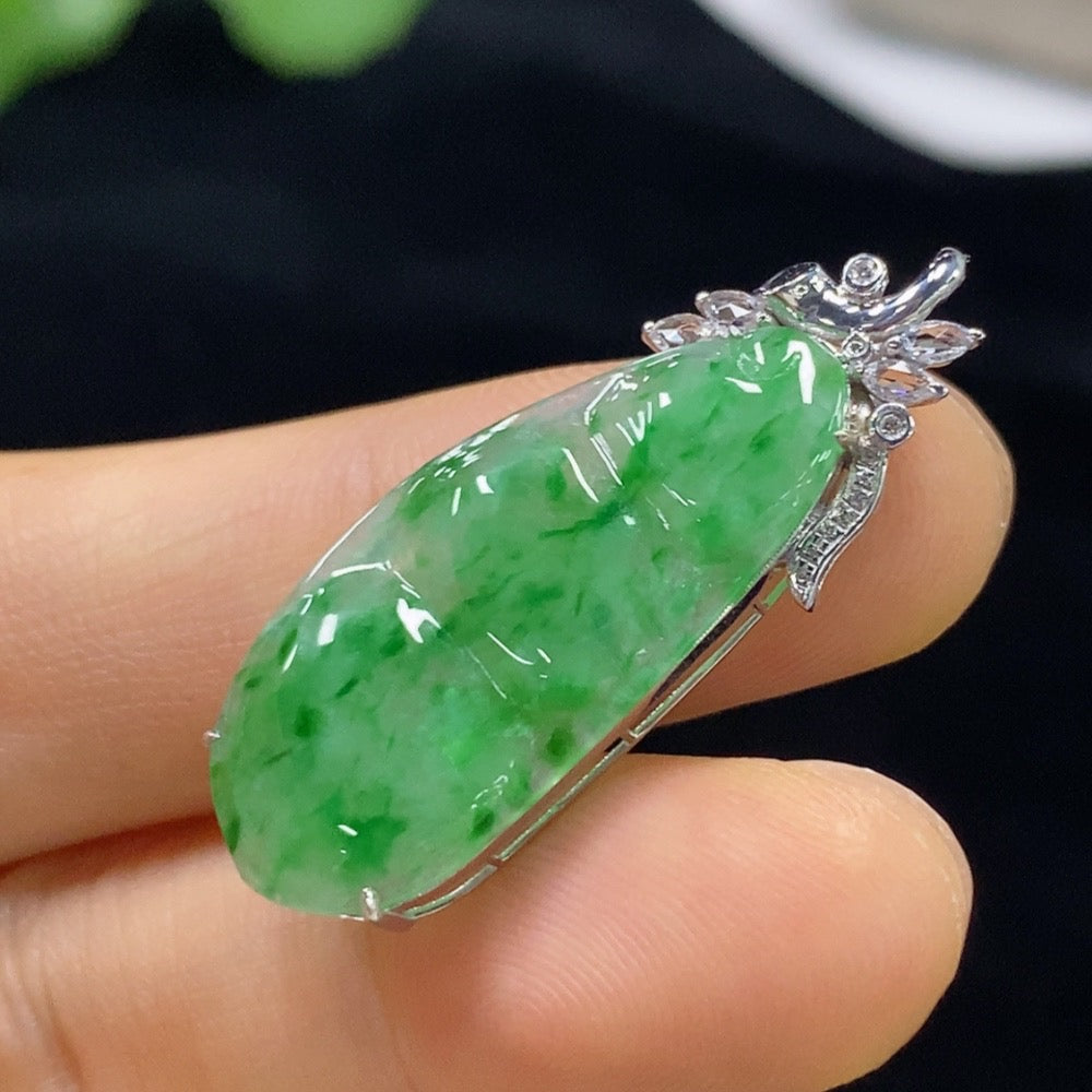 Jadeite auspicious bean inlaid pendant with 18k gold and diamond accents (smallest accent stones only), total product weight approximately 2.74g