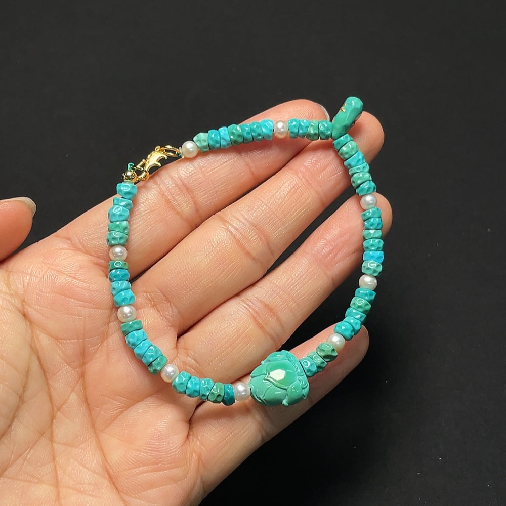 Turquoise bracelet with pearl accents, contains gold and mineral components, weighs 9g, with adjustable 4.2-13.3mm stones.