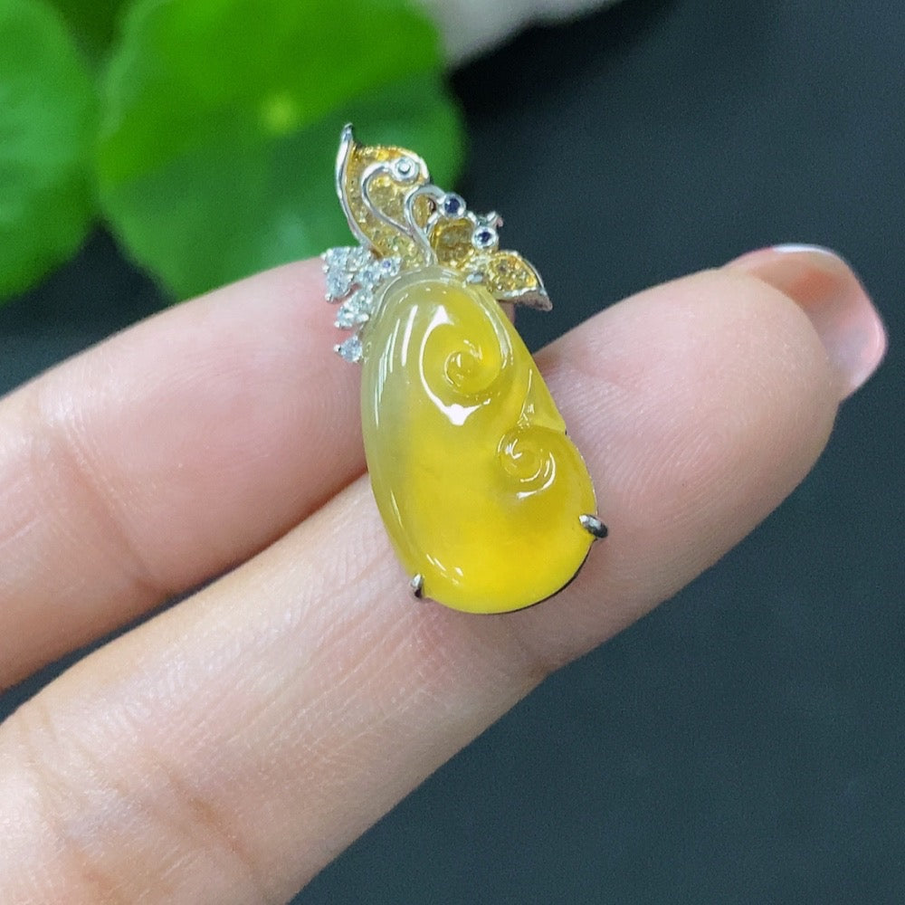 Jadeite-inlaid Ruyi Pendant in 18K Gold (Approx. 3.38g) with Diamond Accents (Color Origin Undetermined)