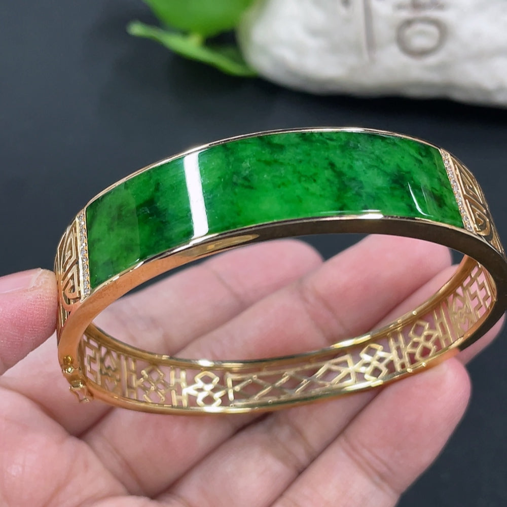 Jadeite inlaid bracelet 18k gold inlaid with diamond and other mineral components, total weight about 22.3g