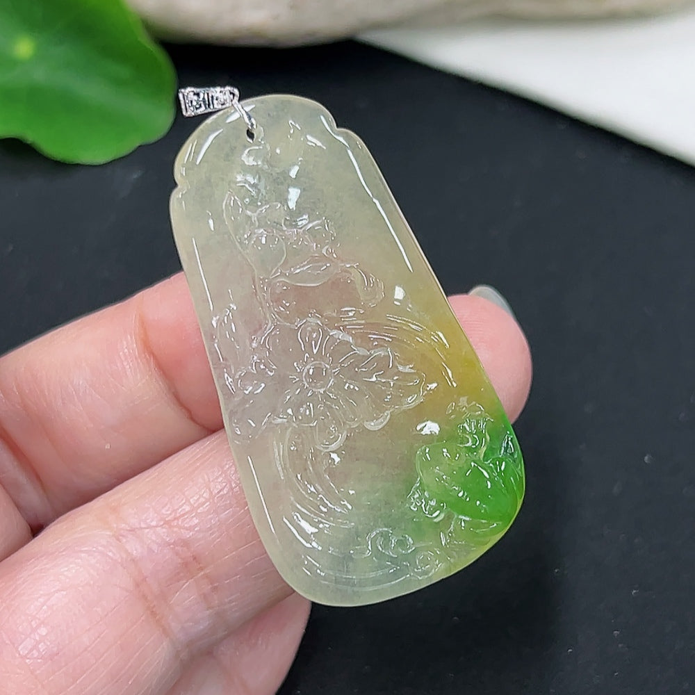 Jadeite frog pendant in 18K gold, weighing approximately 8.9g, featuring detailed jade craftsmanship and gold accents.