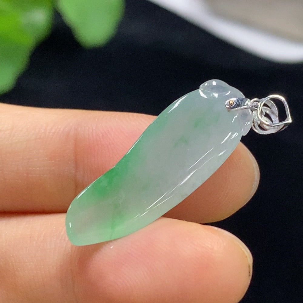 Jadeite Fu Gua Pendant in 18K Gold, Total Weight Approximately 2.74g