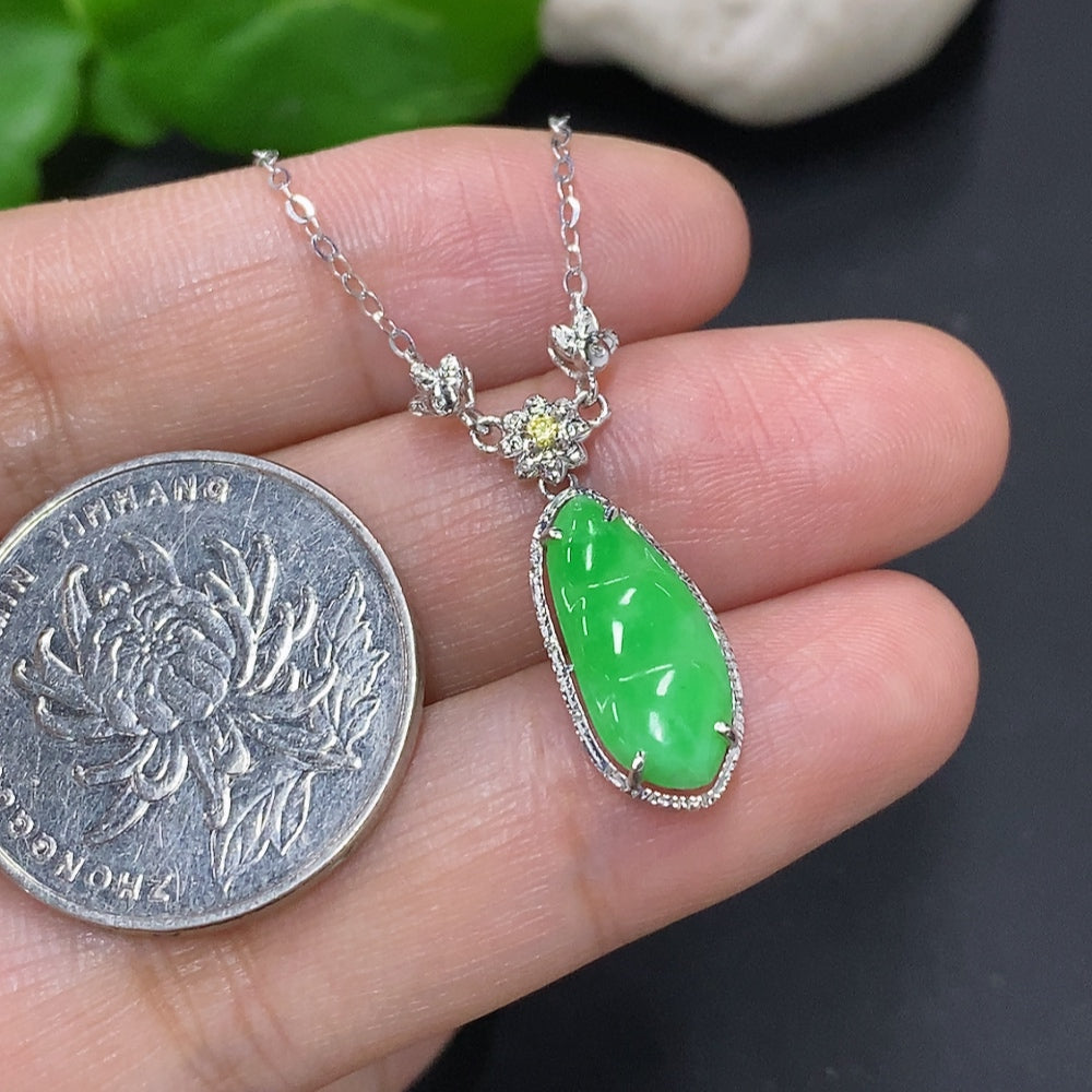 Jadeite Auspicious Bean Pendant in 18K Gold, Total Weight Including Chain Approx. 2.5g (Non-Diamond)