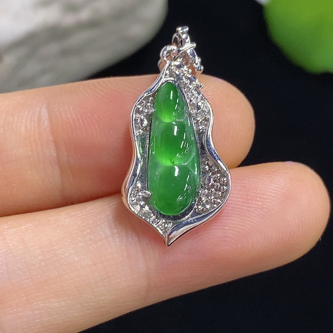 Jadeite Auspicious Bean Inlaid Pendant 18k