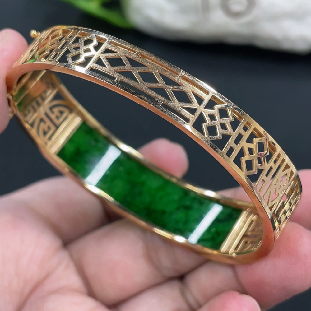 Jadeite inlaid bracelet 18k gold inlaid with diamond and other mineral components, total weight about 22.3g