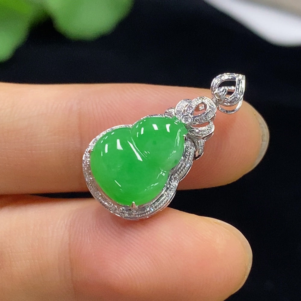 Jadeite Gourd Pendant with 18K Gold and Diamond Accents, Total Weight Approximately 1.88g