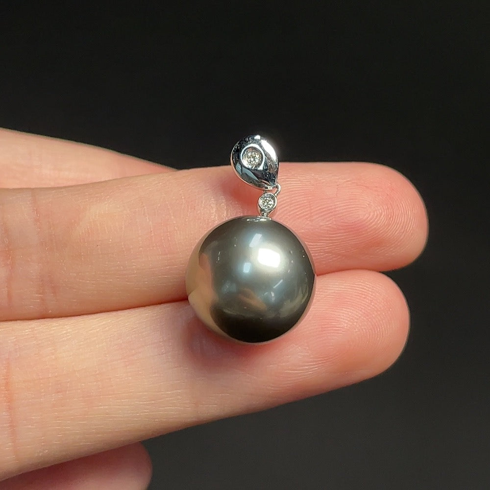 Seawater Pearl Pendant with 18K Gold, Approximately 13.1mm, Total Weight About 4.02g, Accented with Diamonds