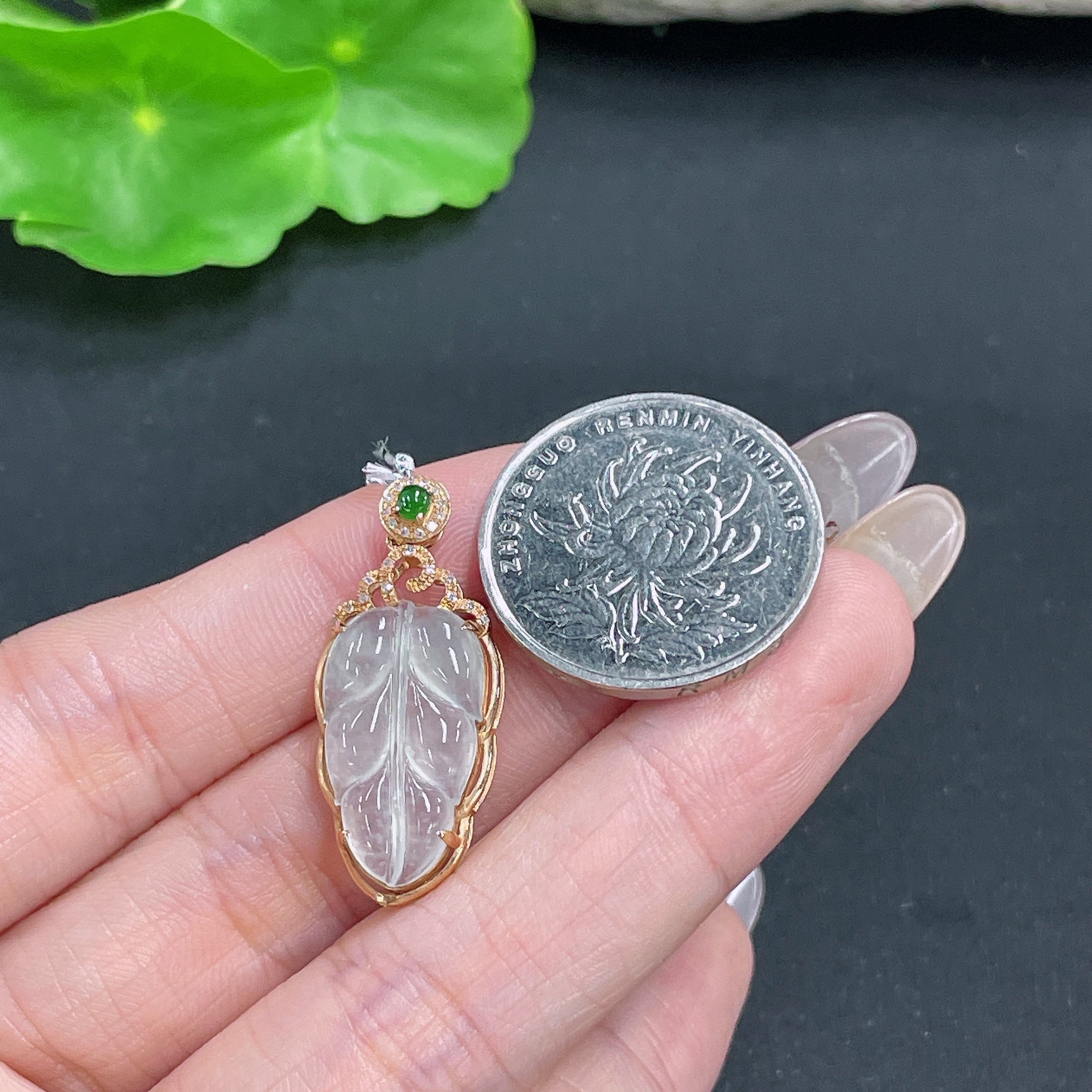 Jadeite Pendant Leaf 18k Gold Inlaid with Diamonds Total Weight Approx. 2.58g
