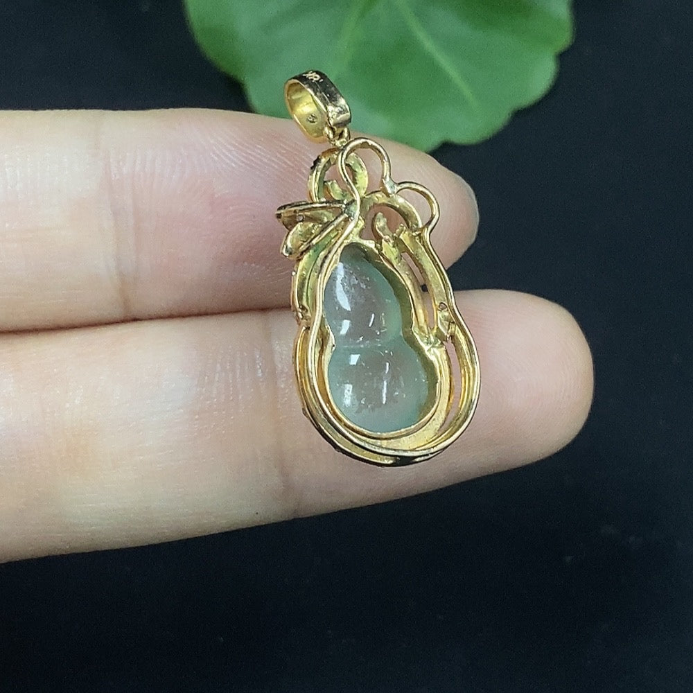 Jadeite Gourd Inlaid Pendant AU71% with Diamond Accents