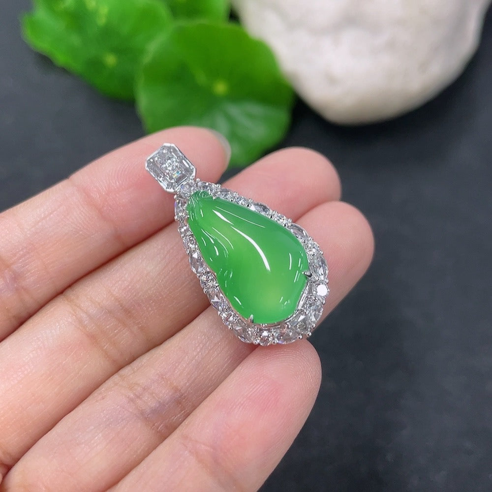 Jadeite inlaid blessing melon pendant 18k with diamond, total weight approximately 7g