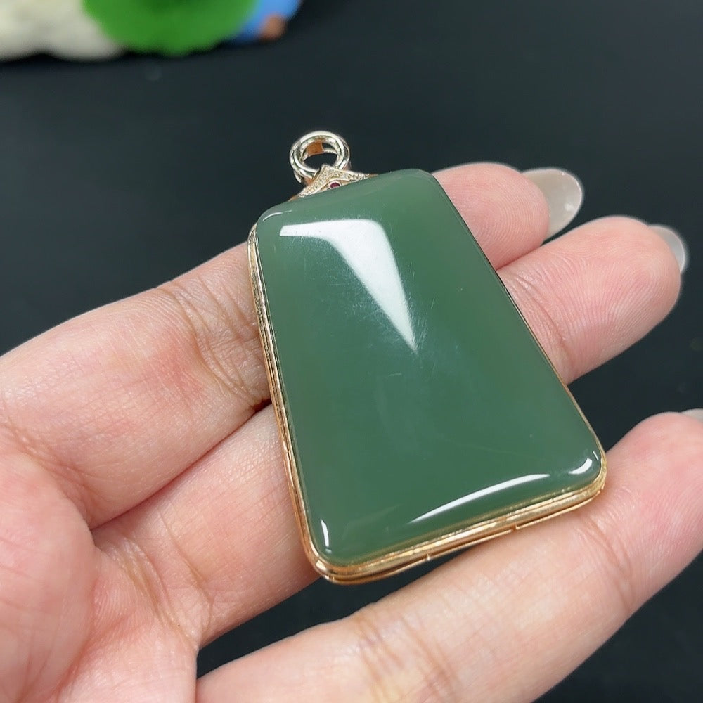 Hetian Jade Jasper inlaid pendant with 18k gold and diamond accents, plain design, weighs approximately 20.9g.