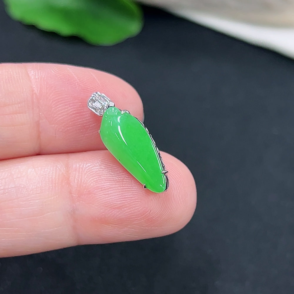 Jadeite Pendant with 18K Gold Setting (with Diamond Accents)