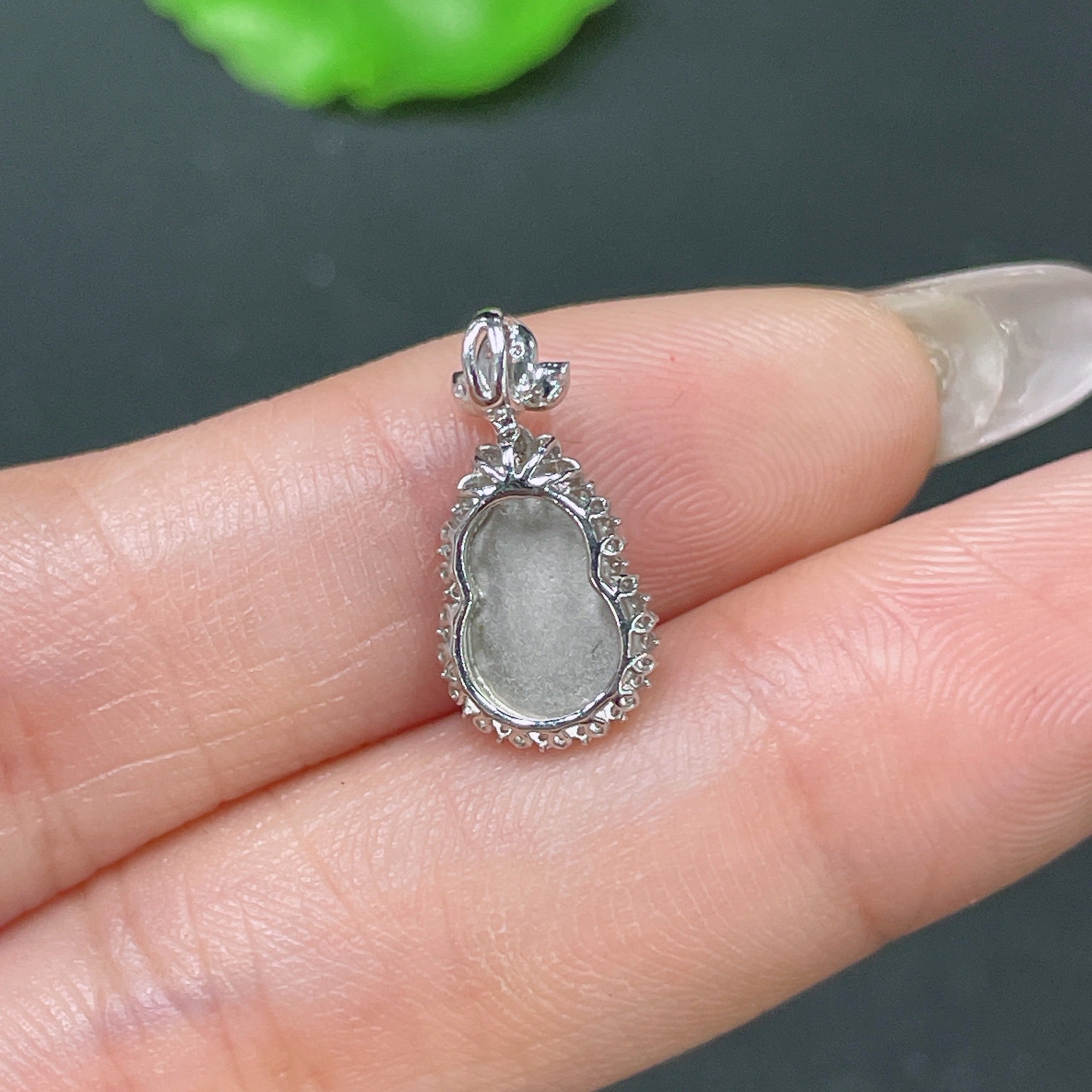 Jadeite Gourd Inlaid Pendant with 18k Gold and Diamonds, Total Weight Approximately 0.91g