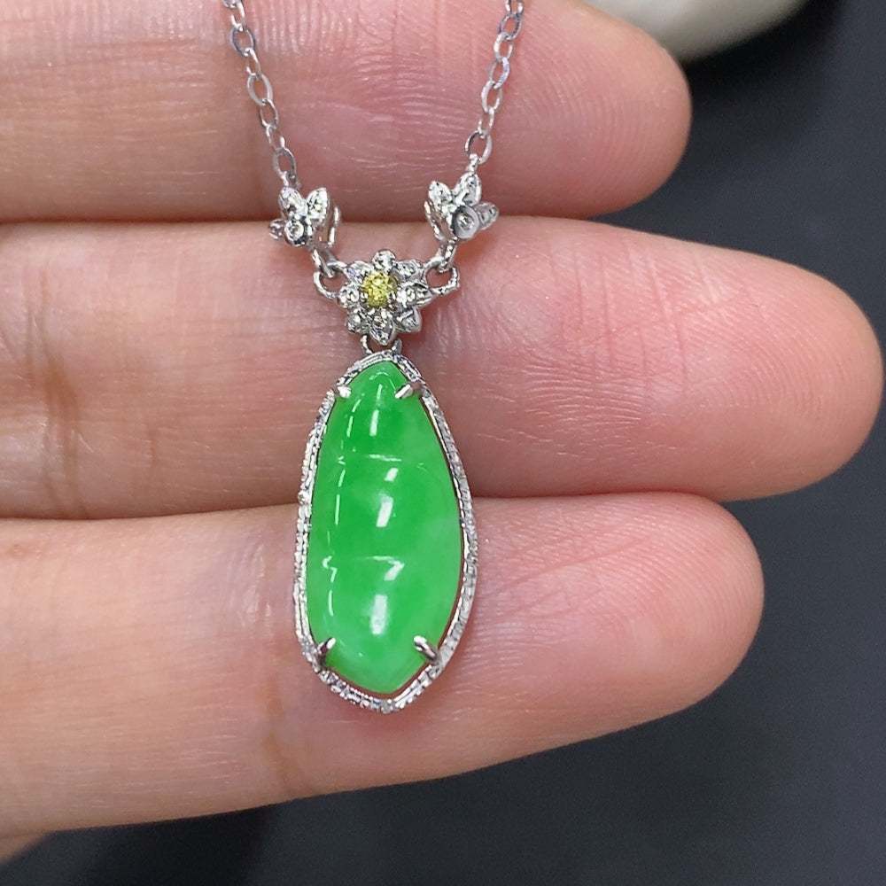 Jadeite Auspicious Bean Pendant in 18K Gold, Total Weight Including Chain Approx. 2.5g (Non-Diamond)