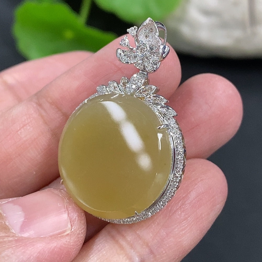Jadeite Buddha Pendant with 18K Gold Clasp, Total Weight Approximately 4.5g, Set with Diamonds
