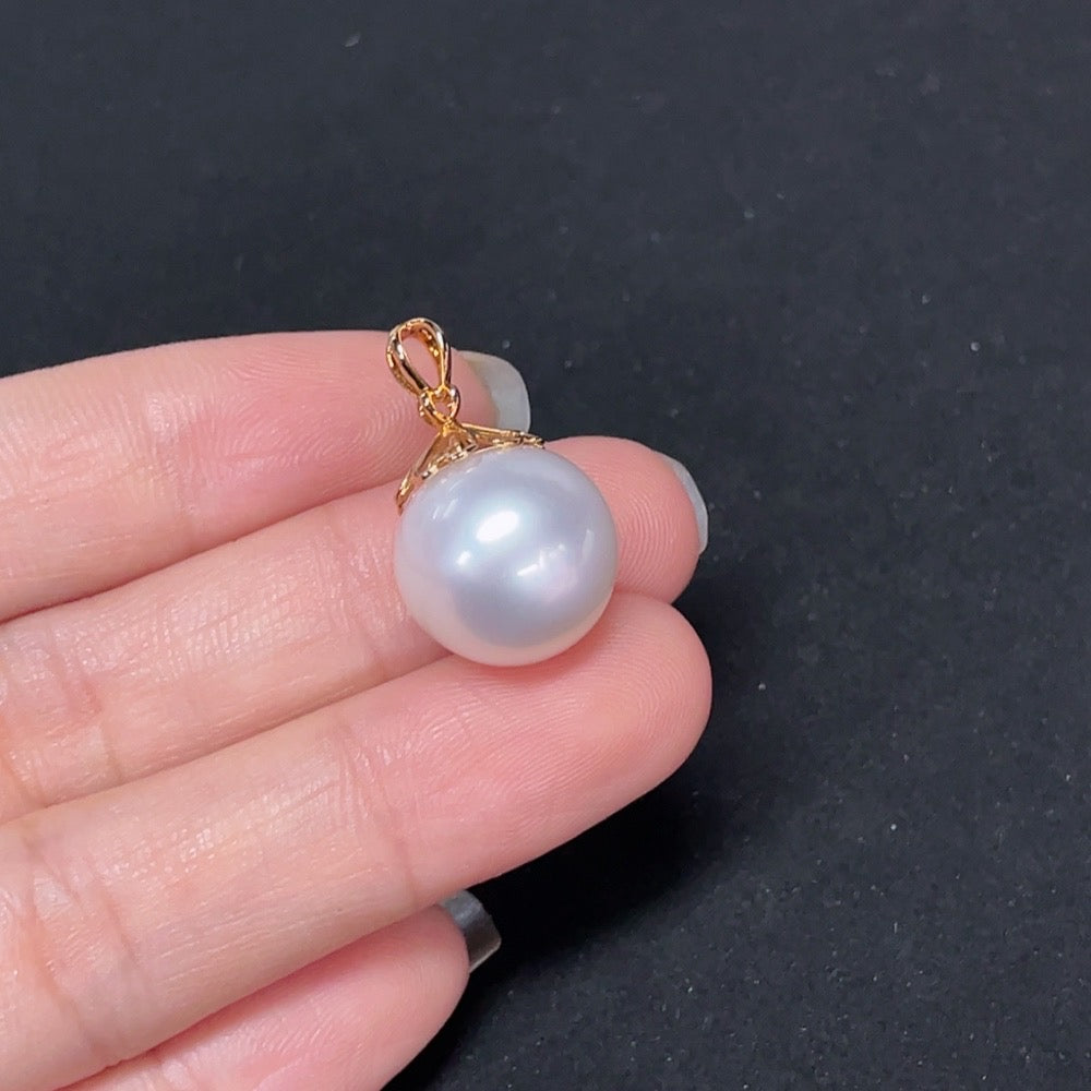 Seawater pearl pendant with 18K gold setting, approximately 13.7mm, weight 4.15g, featuring natural pearl from HKHQ.