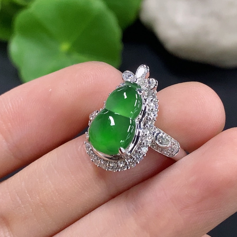Jadeite inlaid ring 18K gold (with diamond accents)