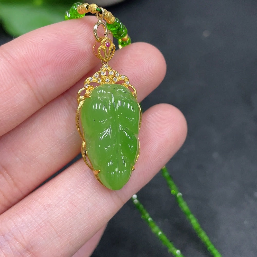 Hetian Jade Jasper Inlaid Pendant Leaf with Non-Hetian Jade Beads Non-Diamond Marked in Red Non-Gold Color Part Uncertain Rest 18k Gold Total Weight Approx. (Including Chain) 6.7g