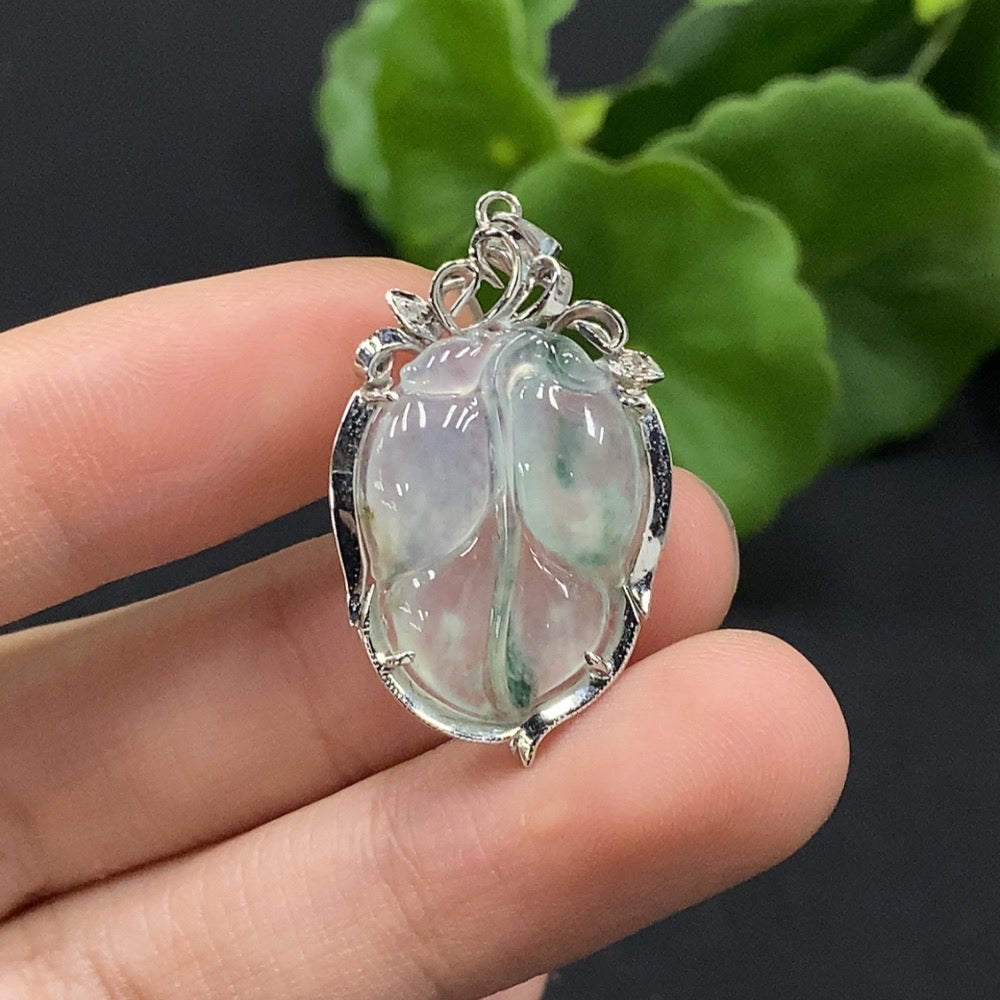Jadeite leaf pendant in 18K gold, weighing approx. 3.34g, featuring a detailed jade gemstone in a delicate leaf design.