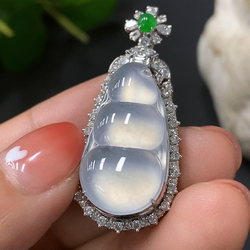 Emerald Bean Pendant with 18K Gold Setting, Total Weight Approximately 7.8g