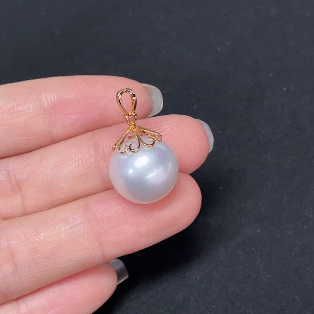 Seawater pearl pendant with 18K gold setting, approximately 13.7mm pearl, total weight 4.15g, by HKHQ.
