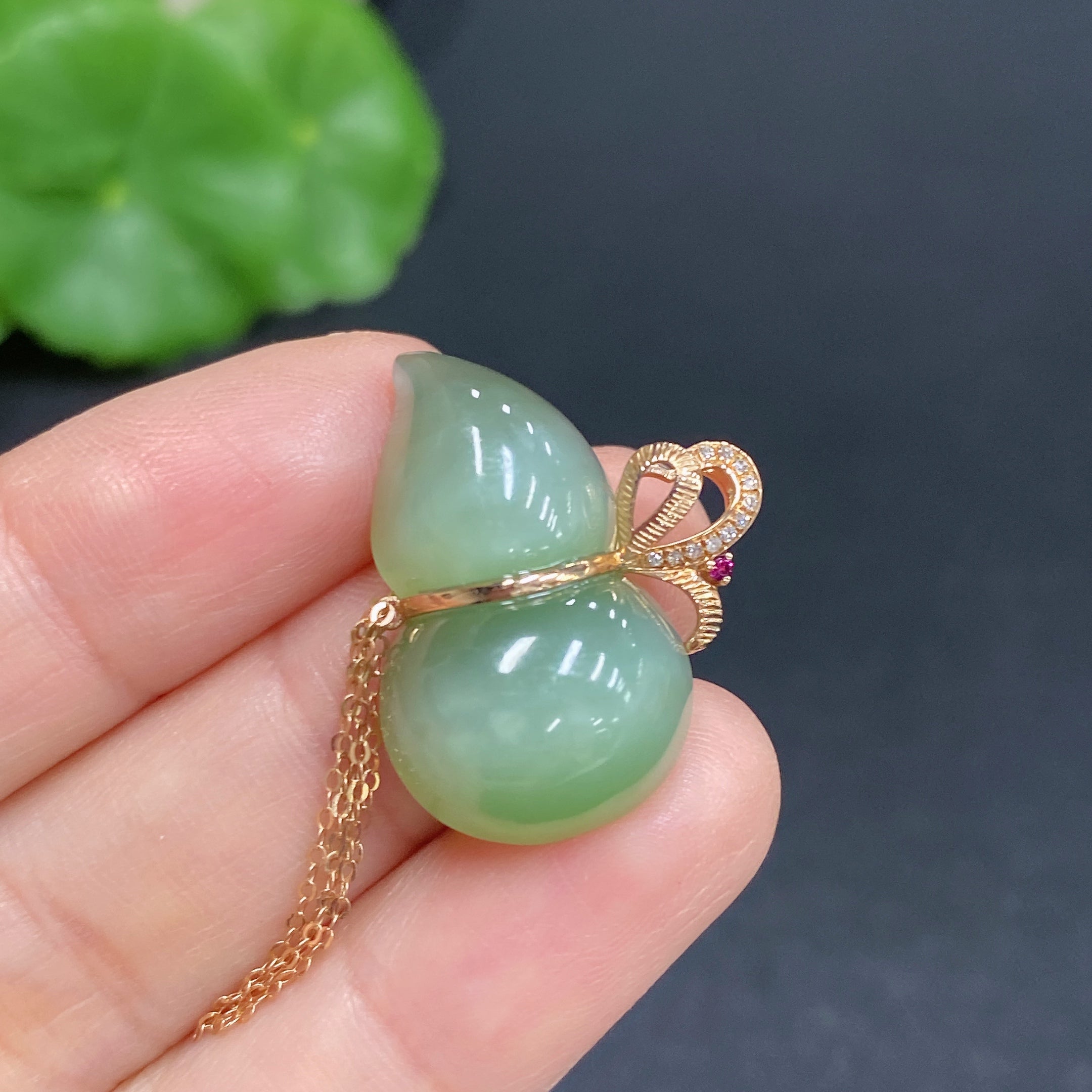 Hetian Jade Pendant, Gourd, 18K Gold Clasp, Total Weight Approx. 4.3g, with Diamond Accents