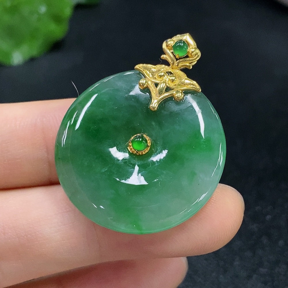 Jadeite Peace Pendant (18k Gold Clasp) Total Weight 6.971g