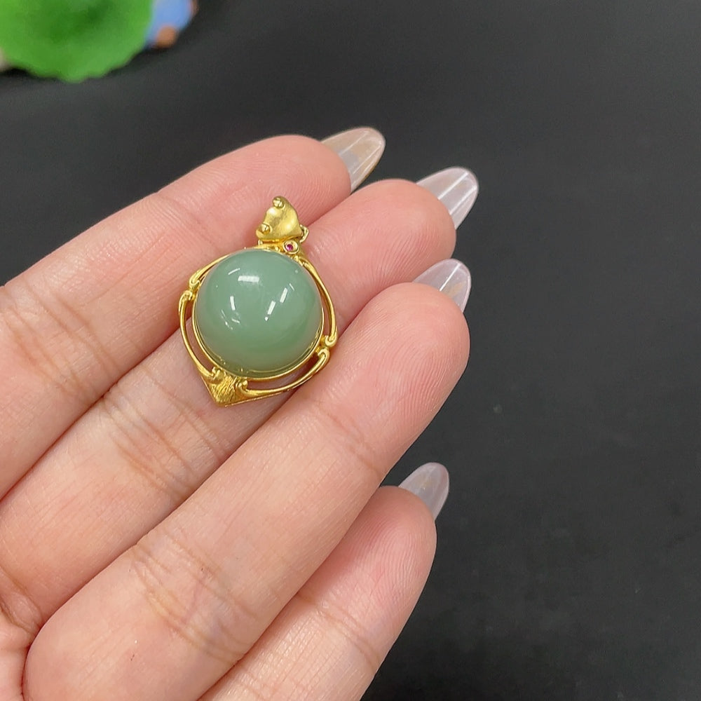 Hetian Jade Jasper Inlaid Pendant, 18k Gold, Total Weight Approximately 5.2g