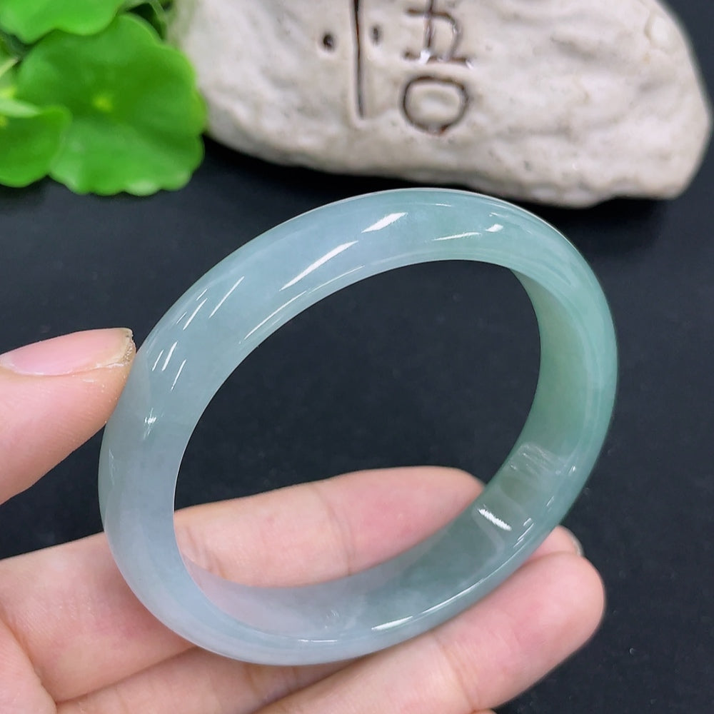 HKHQ Jadeite Noble Consort bracelet with intricate design, weighing 41.1g, size 55.5/49, showcasing smooth jadeite stones.