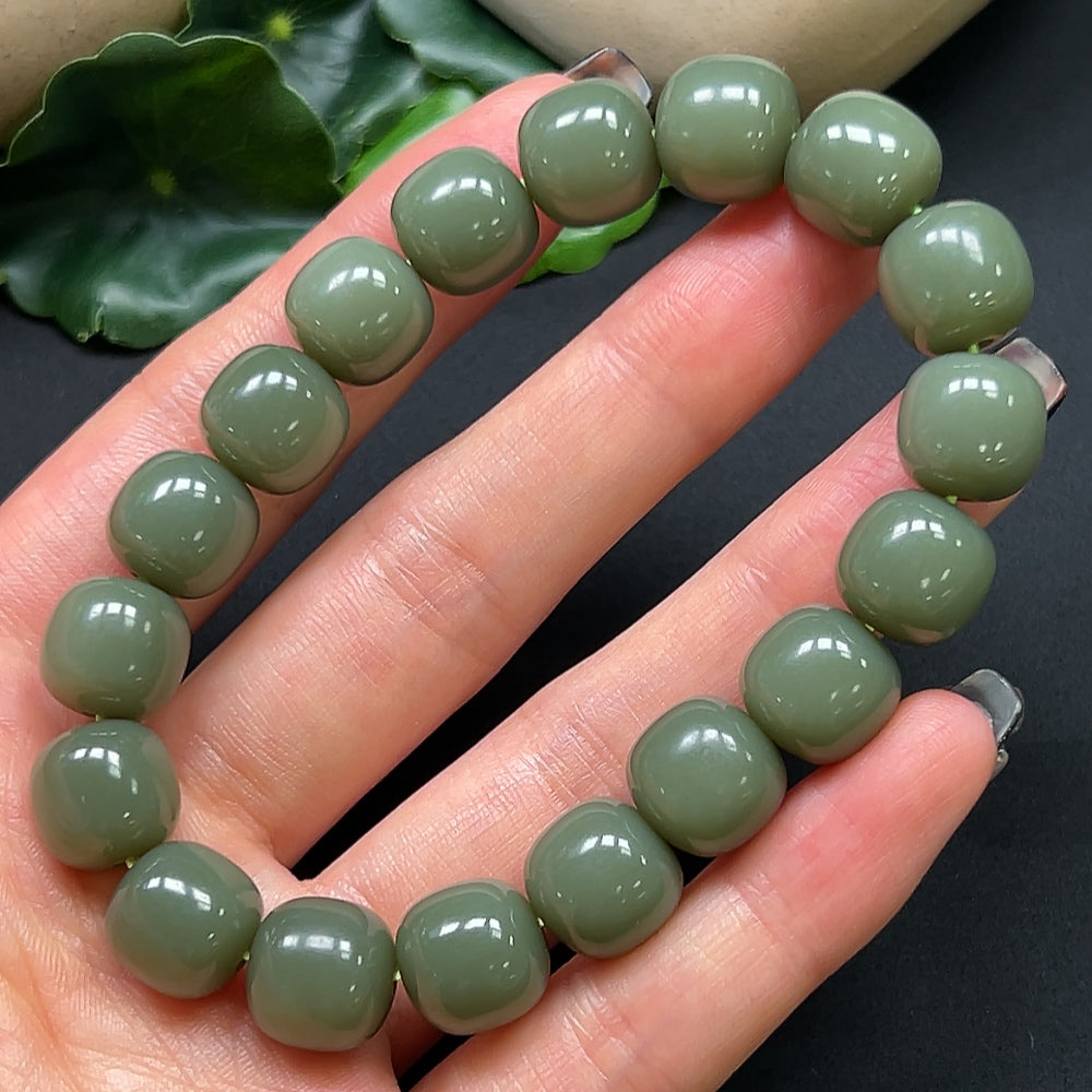 HKHQ Hetian Jade bracelet, 11.8mm beads, made of smooth jade with a total weight of 49.28g, displayed on a neutral background.