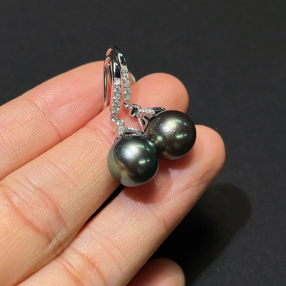 Seawater pearl earrings with 18K gold and diamond accents, featuring 10.6mm pearls and a total weight of 5.58g.