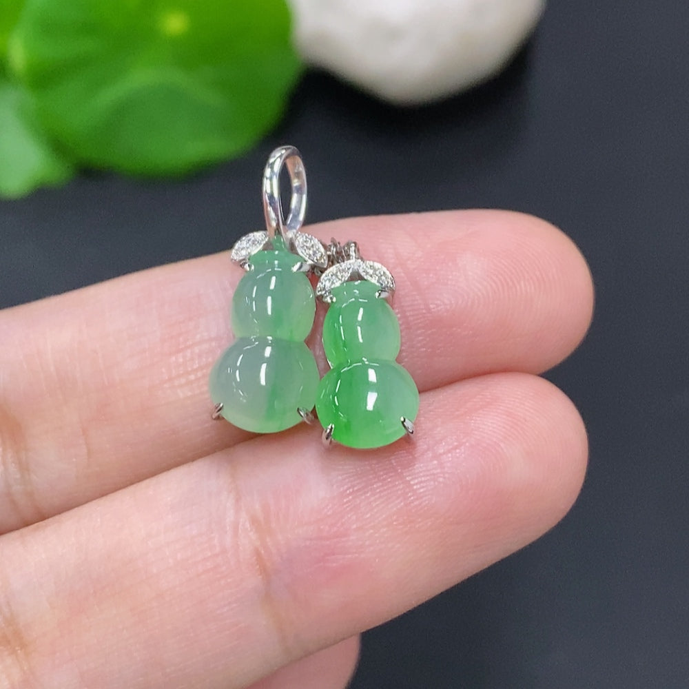 Jadeite Gourd Inlay Pendant 18K Gold (With Diamond Accents)