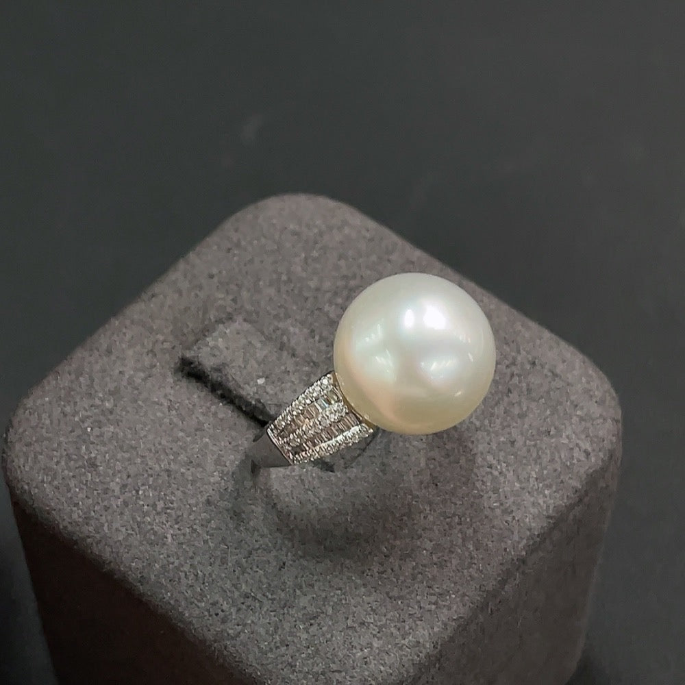 Seawater Pearl Inlaid Ring 18k Gold Size 15 Approx. 13.1mm Total Weight Approx. 6.47g