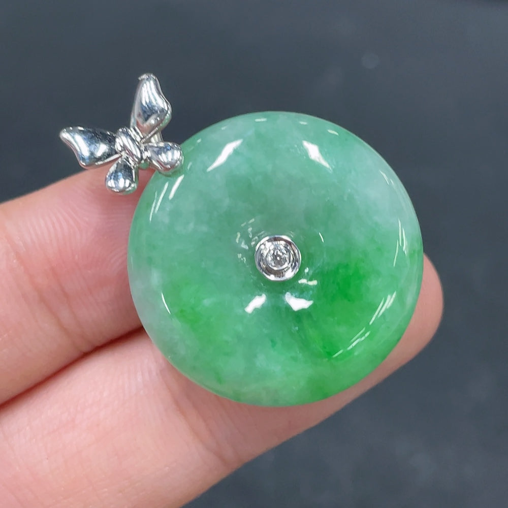 Jadeite Safety Pendant with 18k Clasp, Total Weight Approx. 8.28g