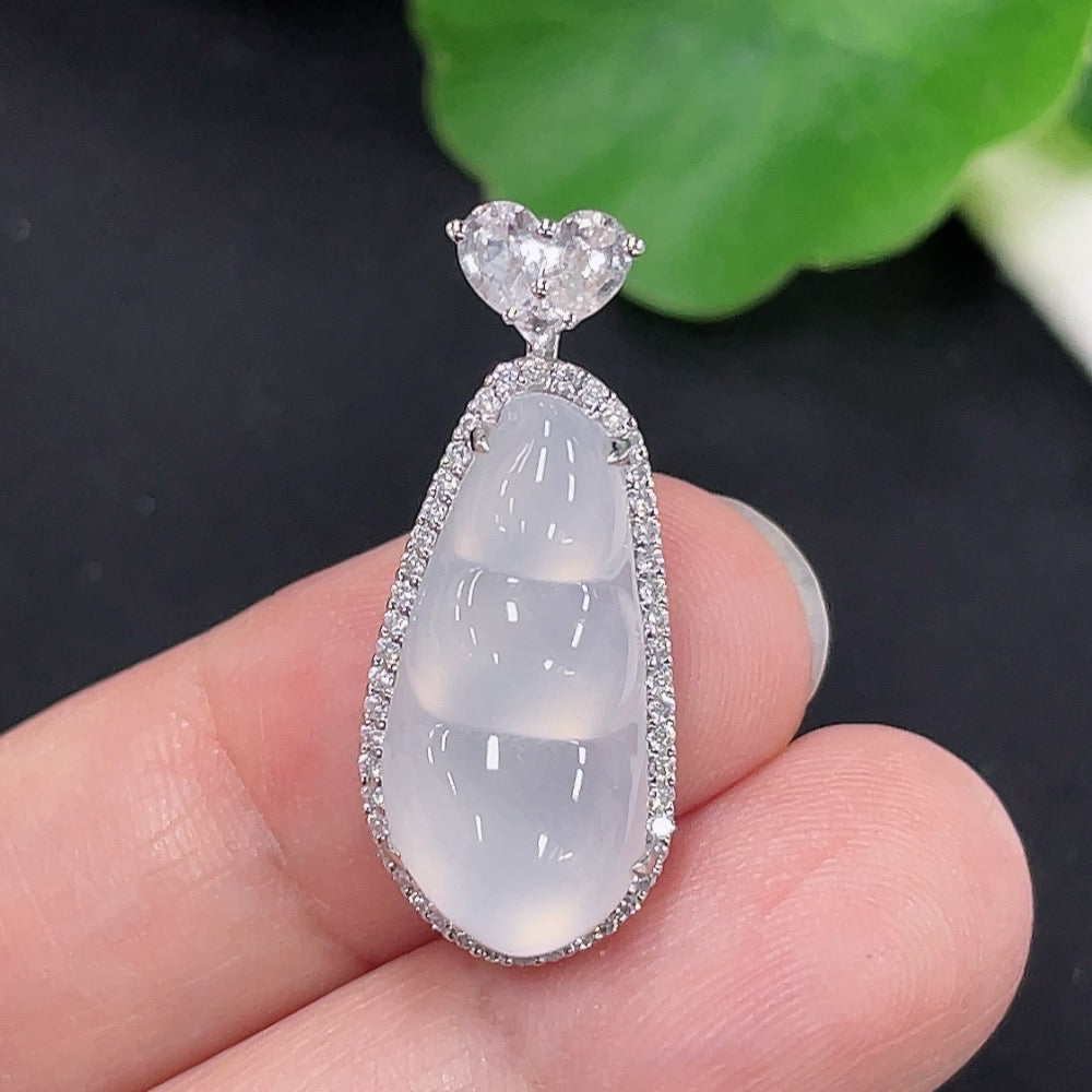 Jadeite Blessed Bean Pendant with 18K Gold Setting, Total Weight Approx. 3.2g (Non-Diamond)